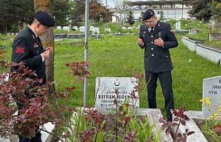 Jandarma şehit Gökmen’i kabri başında andı
