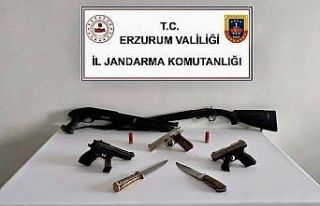Jandarmadan operasyon: 2 şahıs ve çok sayıda silah...
