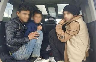Jandarmanın durdurduğu araçtan düzensiz göçmen...
