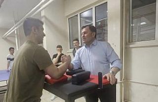 Kabakcı; öğrencilerle bilek güreşi yaptı