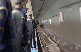 Kadıköy metro istasyonunda intihar girişimi vatandaşlar...