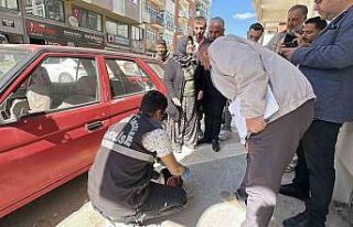 Kadının kapıda unuttuğu çantadaki altın ve paraları...