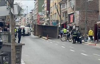 Kağıthane’de kamyon yan yattı