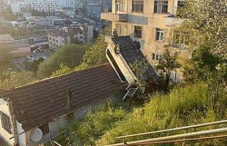 Kağıthane’de servis aracı gecekondunun çatısına...