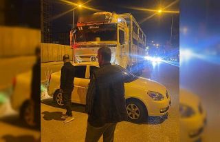 Kamyon otomobili sürükledi