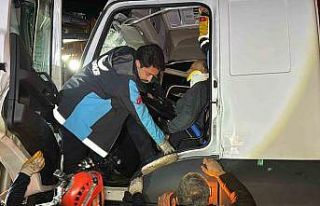 Kamyon tıra çarptı, sürücü kabinde sıkıştı:...