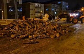 Kamyondan kara yoluna dökülen odunlar kaldırıldı