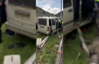 Kamyonet bariyerlere çarptı: 5 yaralı