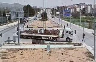 Kamyonetin otomobilin üzerine devrildiği kaza kamerada