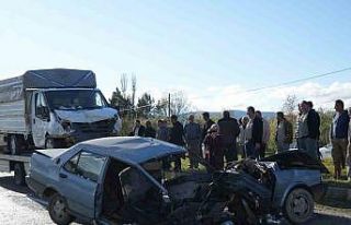 Kamyonetle çarpışan Tofaş ikiye bölündü, sürücü...