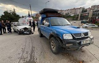 Kamyonetle otomobil çarpıştı: 1 yaralı