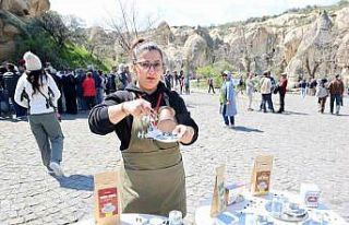 Kapadokya’da turistlere Türk kahvesi ve lokum ikramı