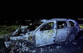 Kaputundan duman çıkan jip alevlere teslim oldu