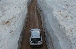 Kar duvarları arasında kalan yol görenleri hayrete...