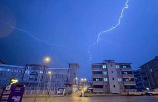 Karabük’te sağanak etkili oldu, şimşekler gökyüzünü...