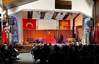 Karacasu’da ’İyi Delirdik’ tiyatro oyunu vatandaşlarla...