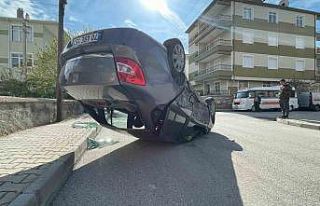 Karaman’da çarpışan otomobillerden biri takla...