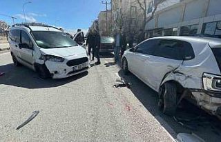 Karaman’da hafif ticari araç park halindeki otomobillere...