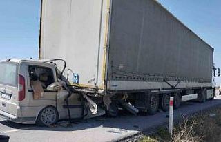 Karaman’da hafif ticari araç tırın dorsesine...