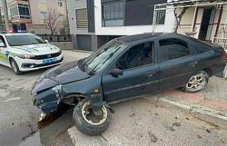 Karaman’da kontrolden çıkan otomobil kaldırıma...