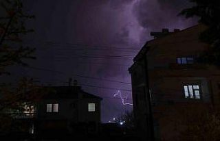 Karaman’da şimşekler geceyi aydınlattı