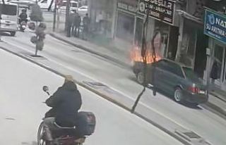 Karaman’da yanan otomobile esnaftan hortumlu müdahale