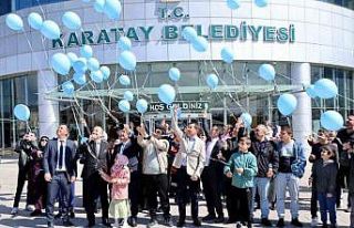 Karatay’da mavi balonlar gökyüzüne bırakıldı