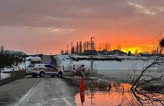 Karayazı’da gölet taştı, yol ulaşıma kapatıldı