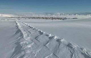 Karayazı’da karla mücadele: Kapalı yollar açıldı,...