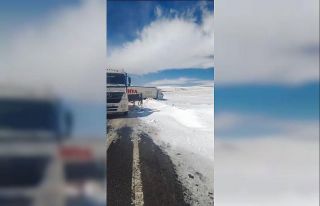 Kars’ta kayan tır yolu kapattı