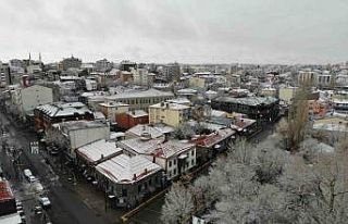 Kars’ta nisan ayında ağaçlar kırağı tuttu