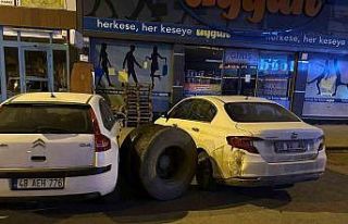 Kars’ta seyir halindeki kamyonun tekeri koptu: Park...