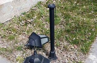 Kars’ta Valilik Parkı’nın ışıklandırma lambaları...