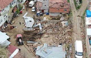 Kastamonu’da çıkan fırtına sırasında ahır...