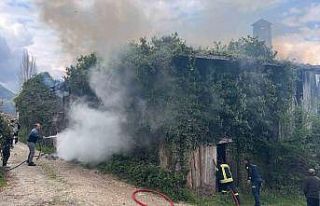 Kastamonu’da metruk binada çıkan yangını itfaiye...