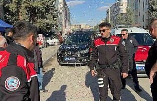 Kavga ihbarına giden polisler pasta ve çiçekle...