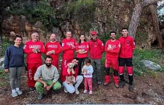 Kaya içerisindeki yarığa düşen 6 yavru köpek...