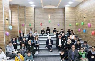 Kaymakam ve Başkan çocuklarla kitap okudu