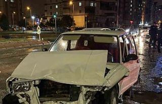 Kayseri’de iki otomobil çarpıştı: Tofaş kağıt...