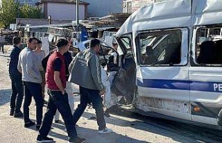 Kayseri’de işçi servisi ile kamyon çarpıştı:...