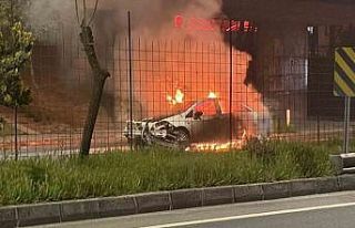 Kaza yapan otomobil alev topuna döndü: Yol trafiğe...