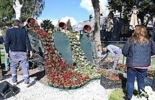 Kemer yaz sezonuna hazırlanıyor, ilçe petunyalarla...