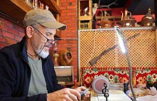 Kendi yaptığı torna ile el emeğini sanata dönüştürüyor