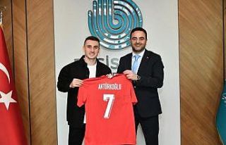 Kerem Aktürkoğlu’ndan Başkan Özlü’ye forma...