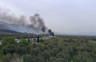 Kırkağaç’ta otomobil önce bariyerlere çarptı...