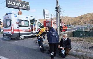 Kırmızı ışıkta bekleyen otomobile çarptı:...