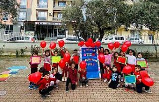 Kırmızıyla otizme dikkat çektiler