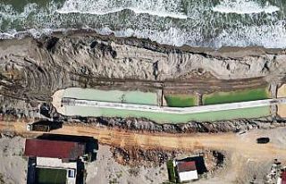 Kıyı erozyonunun tahrip ettiği Karasu sahilinde...