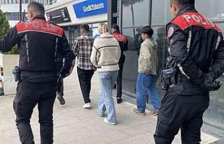 Kız kardeşini kafede bir erkekle görünce ortalığı...