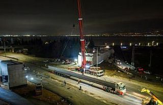 Kocaeli’de 700 tonluk vinçle 9 saatlik gece operasyonu